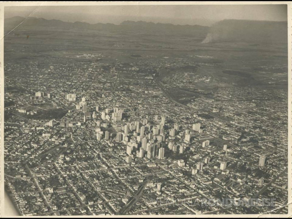 | Vista aérea da cidade de Curitiba em 1953.
Imagem: Acervo Arquivo Público do Paraná - FOTO 12 -