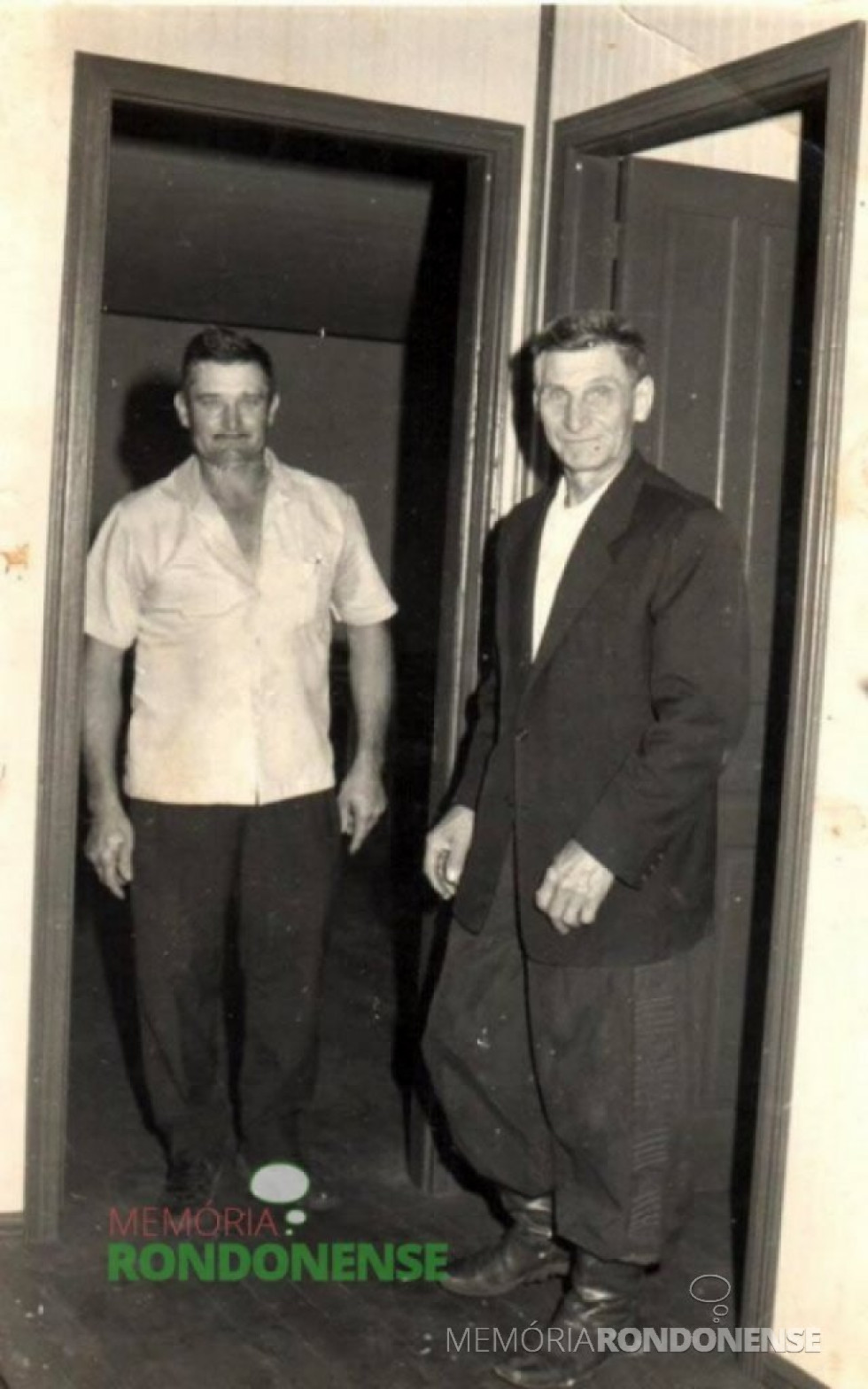 || Pioneiro Armin Lindner, à esquerda, com o vizinho Carlos Henrique Jope, na solenidade de inauguração da então Escola Municipal Vasco do Gama, em Esquina Guaíra, em 1972.
O primeiro falecido em agosto de  2003. Imagem: Acervo Claudio e Merci Lindner  - FOTO 19 - 