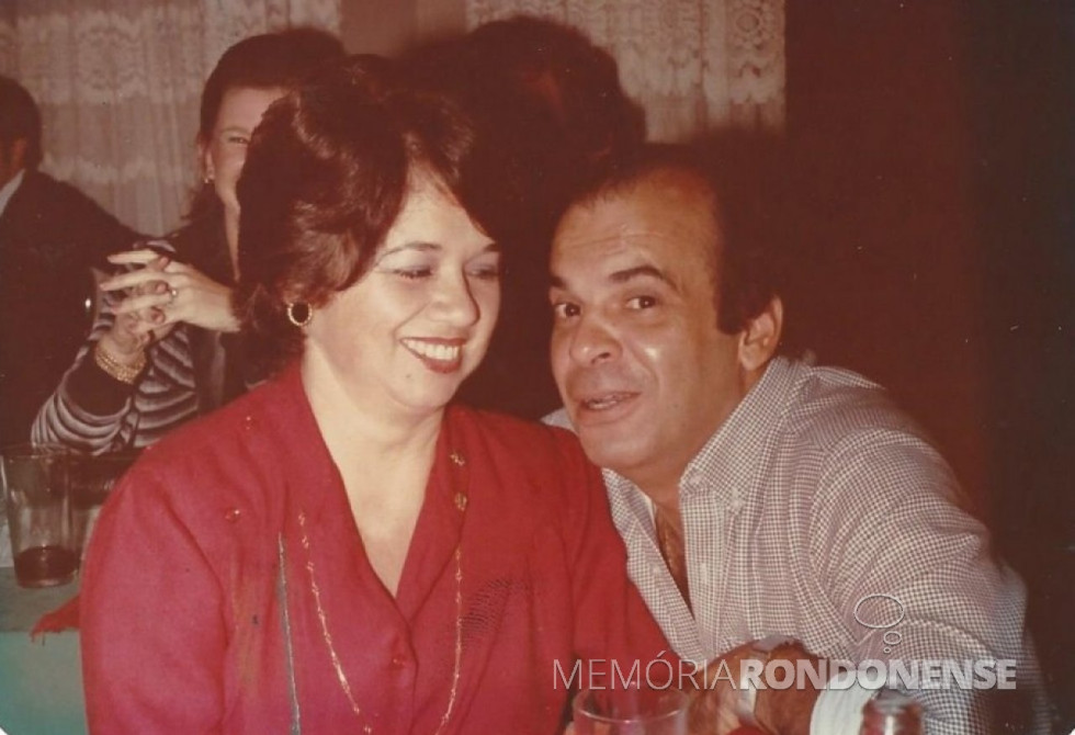 || Casal Regina (nascida Carrano) e José Carlos Lins Santos, ele juíz de Direito, que se despediu de suas funções em Marechal Cândido Rondon, em julho de 1978.
Imagem: Acervo Projeto Memória Rondonense - FOTO 5 -