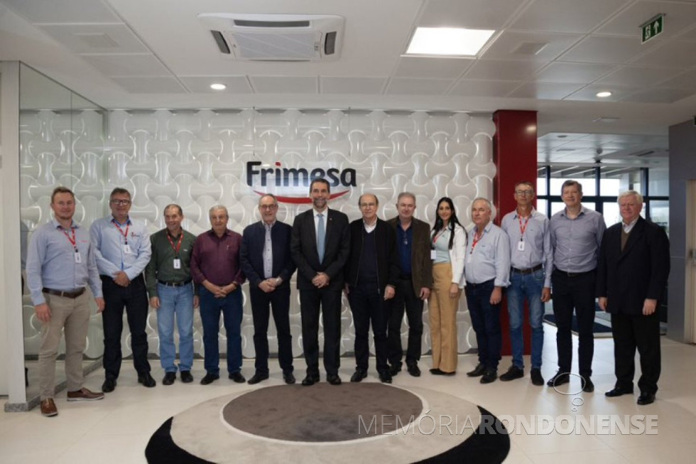 || Encontro de Enio Verrei, diretor-geral brasileiro da Itaipu, com direigentes das cooperativas do Oeste do Paraná.
Da esquerda à direita:  1ºa 3º - não identificado, 4º - Dilvo Grolli, presidente da Coopave;  5º -Elias José Zydek, presidente da Frimesa; 6º - Enio Verri, 7º - Alfredo Lang, presidente da C-Vale; 8º - Elói Darci Podkowa, presidente da Copagril; 9º a 12 - não identificadoa; e Walter Pitol, presidente da Copacol. 
Imagem: Acervo O Presente Rural - Crédito: Mariana Lourenci/Assessoria Frimesa - FOTO 13 