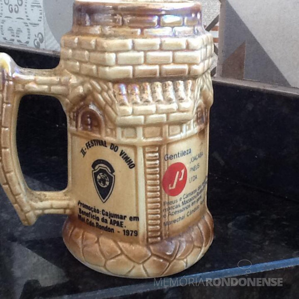 || Caneco do II Festival do Vinho da Câmara Junior (JCI) de Marechal Cândido Rondon, em junho de 1979.
Imagem: Acervo Projeto Memória Rondonense - FOTO 6 -