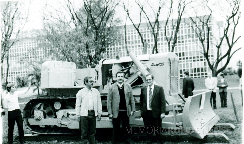 || Doação do trator de esteira GarWood pela empresa Maripá para o Museu de Marechal Cândido Rondon, em julho de 1983.
Da esquerda à direita: vereador Elio Lino Rusch, Rômulo Martinelli, Angelo Caetano Costamilan, ambos diretores da empresa repassadora, e Verno Scherer, prefeito municipal de Marechal Cândido Rondon.
Imagem: Acervo Orlando e Rafael Sturm - FOTO 31 -
