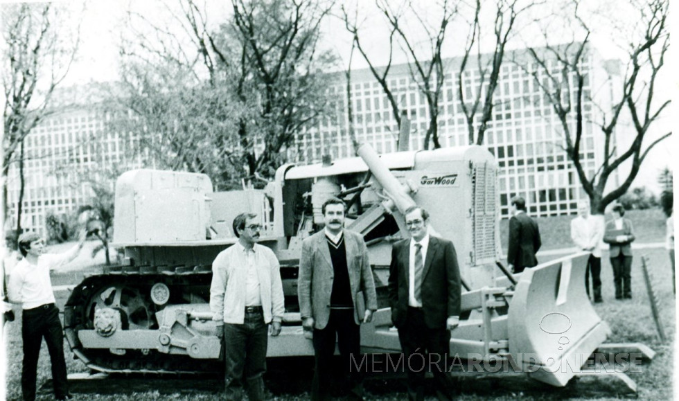 || Doação do trator de esteira GarWood pela empresa Maripá para o Museu de Marechal Cândido Rondon, em julho de 1983.
Da esquerda à direita: vereador Elio Lino Rusch, Rômulo Martinelli, Anegloo Caetano Costamilan, ambos diretores da empresa repassadora, e Verno Scherer, prefeito municipal de Marechal Cândido Rondon.
Imagem: Acervo Orlando  e Rafael Sturm - FOTO 30 - 