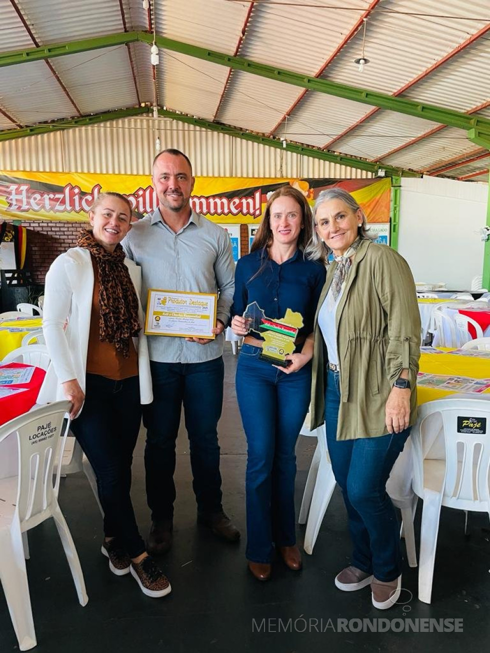 || Casal Kelli Schmidt e Charles Ruppenthal, destaque na Bovinicultura de Leite na companhia da mãe dele Erici Witeck e irmã Viviane.
Imagem: Acervo pessoal - FOTO 27 -