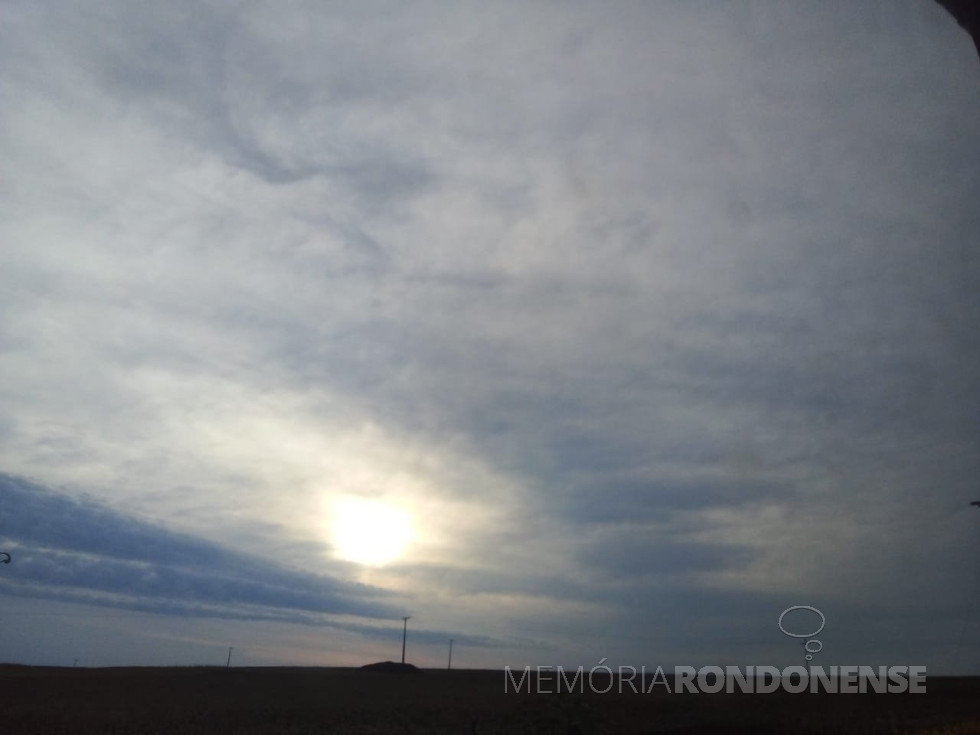 || Formação de nuvens, logo após o surgimento do sol, no Oeste do Paraná, em 20 de agosto de 2023.
Fotografia clicada desde a Linha São Luiz, divisa dos municípios de Marechal Cândido Rondon e Mercedes por Eli Marcon - FOTO 37 - 