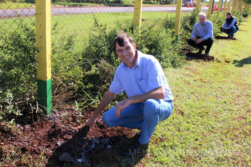 || Diretores da Cooperativa Agroindustrial Copagril, César Luis Petri, diretor-vice-presidente (em 1º plano)); Elói Darci Podkowa, diretor-presidente; e Ademir Luis Griep, plantando as primeiras mudas de espécies nativas para implementação do projeto