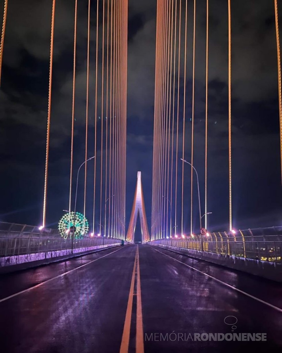 || Outro instantâneo da iluminação noturna da Ponte da Integração em Foz do Iguaçu, agosto de 2023.
Imagem: Acervo e crédito de Alto Paraná en Fotografias. - FOTO 36 - 