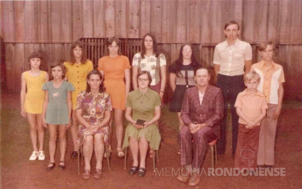 || Casal Odilia e Aorelio Casarotto com seus dez filhos. Da esquerda à direita: Marili, Marília, Marilene, Marines, Inês, Nadir, Vicente (fila do fundo).
Salete, mãe (Odília), Ir. Iracema religiosa), pai ( Aorélio), Sérgio (fila da frente).
Imagem: Acervo Lidiane Casarotto Kotz - FOTO 9 -