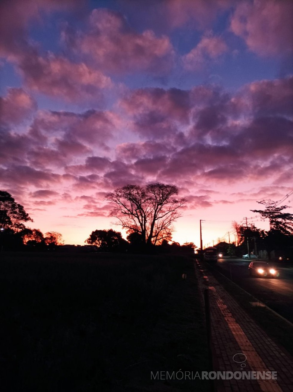 || Pôr do sol avistado de outro ponto da cidade de Marechal Cândido Rondon, em 22 de agosto de 2022.
Imagem: Acervo e crédito Valdemir José Sonda - FOTO 12 - 