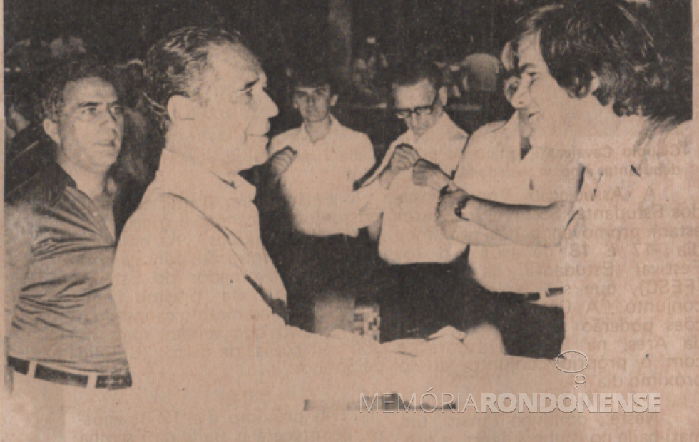 || Ney Braga cumprimentando Dieter Leonard Seyboth, filho do médico dr. Friedrich Rupprecht Seyboth e diretor administrativo do Hospítal e Maternidade Filadélfia, em sua visita em agosto de 1978.
Ao fundo, a esquerda à direita: Túlio Vargas, Francisco Kindel, secretário municipal de Finanças de Marechal Cândido Rondon, e demais não identificados.
Imagem: Acervo Projeto Memória Rondonense/Família Ariovaldo Luiz Bier - FOTO 11 -