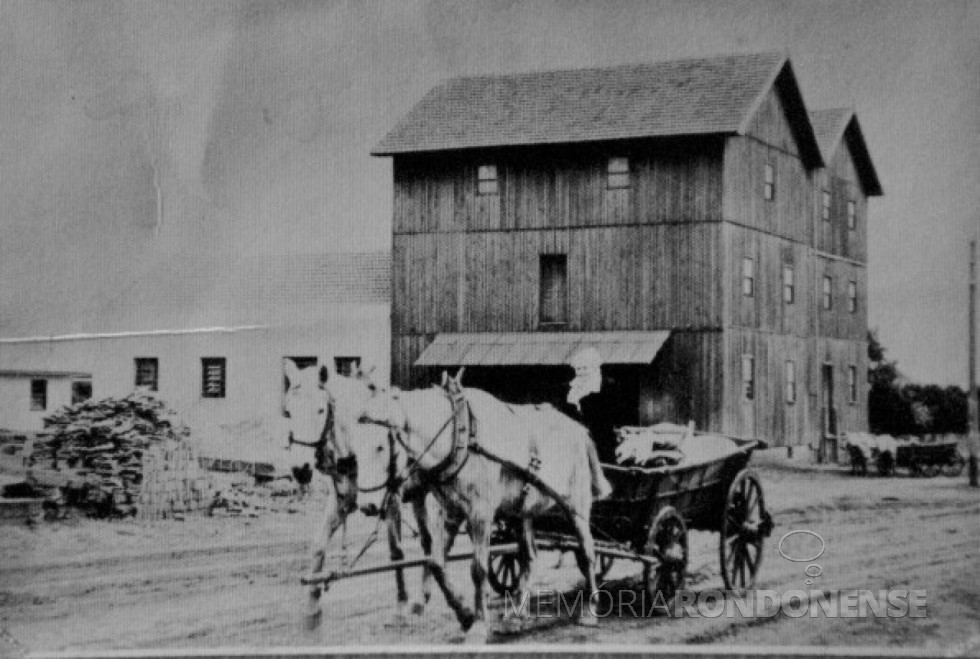 || Agnes Christine von Blücher de carroça na Rua Santa Catarina, depois de deixar o Moinho Henke. O casal von Blücher tinha uma prorpiedade rural em Esquina Guaíra, Marechal Cândido Rondon. Ela é falecida em maio de 1976.
Imagem: Acervo Família Seyboth - FOTO 7 - 