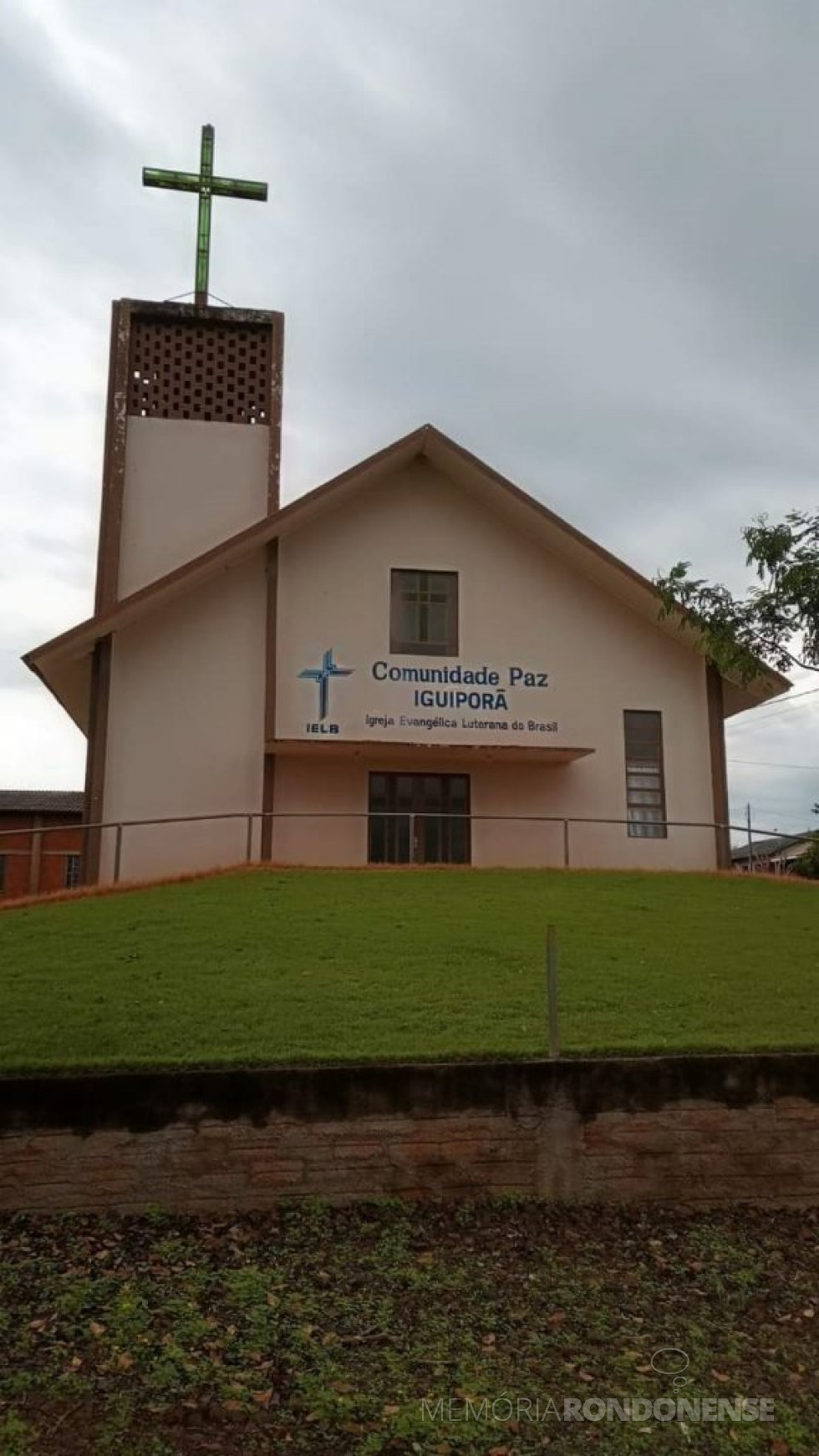 || Atual Templo da Comunidade Paz, da sede distrital rondonense de Iguiporã, após a sua conclusão.
Imagem: Acervo Projeto Memória Rondonense - FOTO 20 -