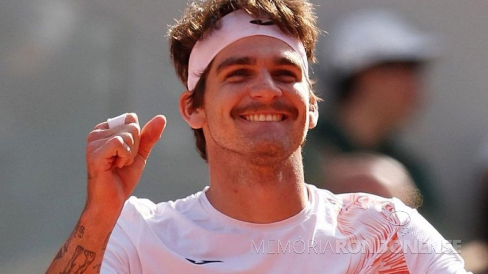 || Tenista rondonense Thiago Wild que subiu para a posição 74 entre os melhores do mundo, em setembro de 2023.
Imagem: Acervo pessoal - FOTO 26 -