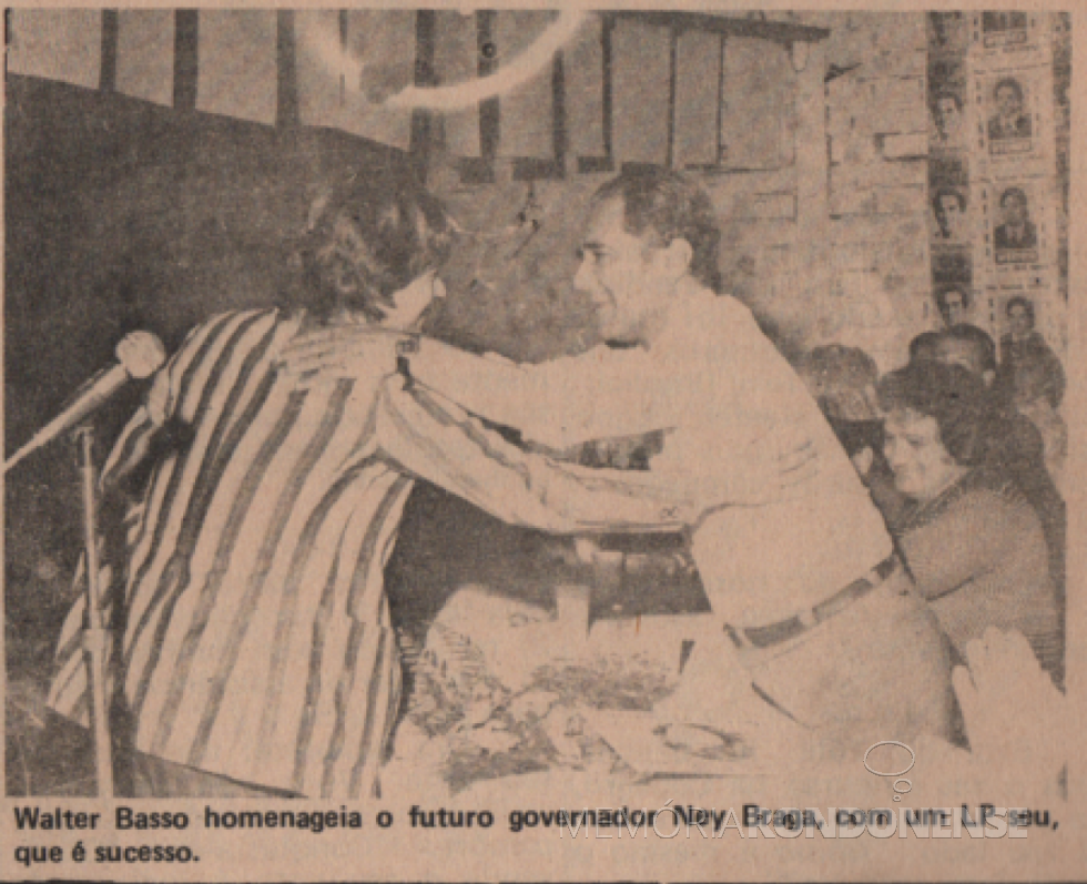 || Walter Basso, músico rondonense de largo sucesso nacional, brindando Ney Braga com um LP com músicas de seu repertório, durante a concentração no mini ginásio do Colégio Estadual Eron Domingues, agosto de 1978.
Imagem: Acervo Projeto Memória Rondonense/Família Ariovaldo Luiz Bier - FOTO 15 -