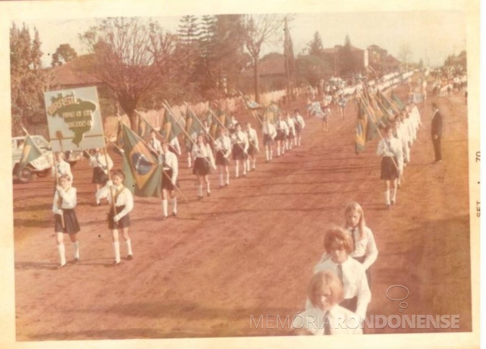 || Desfile de 7 de Setembro na Avenida Maripa, na cidade de Marechal Cândido Rondon, em setembro de 1970.
Imagem: Acervo Orlando Miguel Sturm - FOTO 7 - 