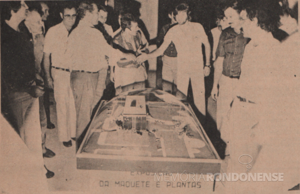 || Ney Braga em visita ao novo Paço Municipal de Marechal Cândido Rondon (em construção), junto à  maquete do edifício, em sua visita à cidade, agosto de 1978.
Não se identifcou quem ele está cumprimentando.
Imagem: Acervo Projeto Memória Rondonense/Família Ariovaldo Luiz Bier - FOTO 13 -