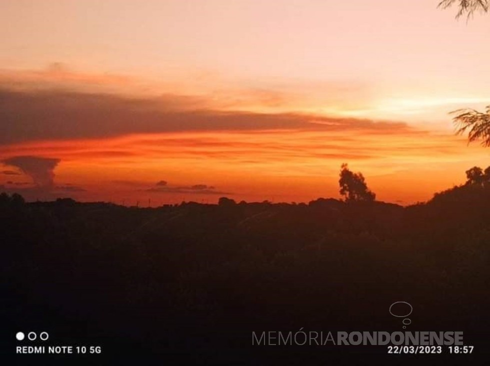 || Outro instantâneo do pôr do sol na cidade de Marechal Cândido Rondon no dia 22 de março de 2023.
Imagem: Acervo e crédito do rondonense Valdemir José Sonda - FOTO 15 -