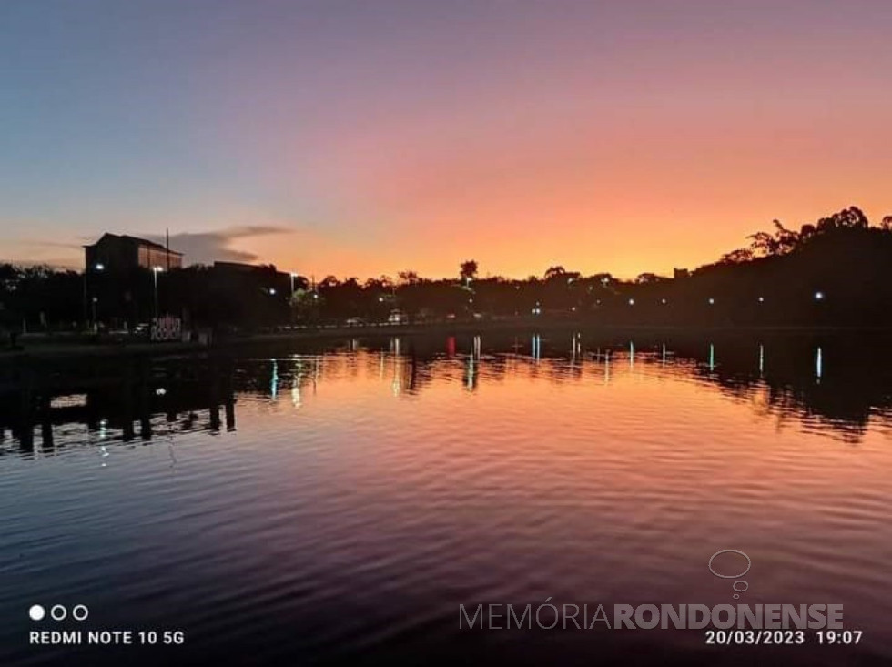 || Outro instantâneo do pôr do sol em Marechal Cândido Rondon, em clique feito desde o Parque de Lazer Rodolfo Rieger, em 20 de março de 2023.
Imagem: Acervo e crédito do rondonense Valdemir José Sonda - FOTO 19 -