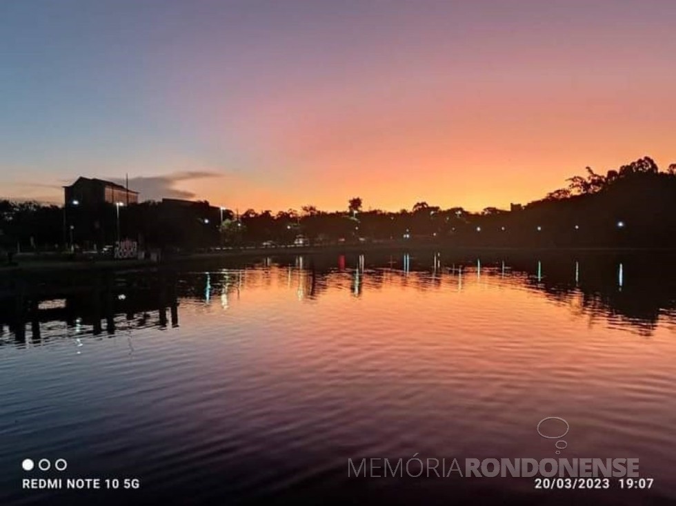 || Outro instantâneo do pôr do sol em Marechal Cândido Rondon, em clique feito desde o Parque de Lazer Rodolfo Rieger, em 20 de março de 2023.
Imagem: Acervo e crédito do rondonense Valdemir José Sonda - FOTO 18 - 