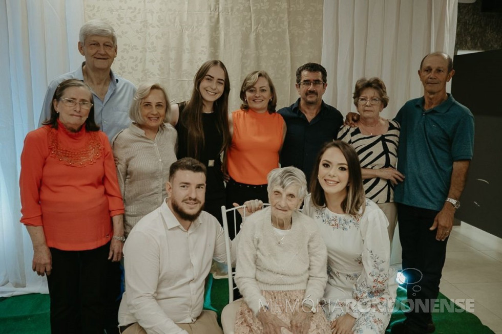 || Pioneira rondonense Emma Ahmann que comemorou 103 anos, em setembro de 2023.
Na fotografia, a aniversariante com os filhos, genros e netos (filhos de Irene e Anita).
Imagem: Acervo da família - FOTO 26 -
