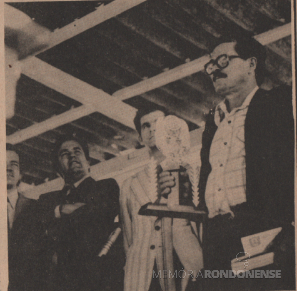 || Walter Leo Loch (d), Funcionário Padrão 1978 de Marechal Cândido Rondon, no palanque da comemoração do 18 ª aniversário d do municipio, em julho de 1978.
Da esquerda à direita: médico rondonense Dietrich Rupprecht Seyboth (Dr. Hippi), Wolfgang Schol, vice-cônsul da Alemanha, e dr. Clécio Fidalski.
Imagem: Acervo projeto Memória Rondonense/Família Ariovaldo Luiz Bier - FOTO 9 -