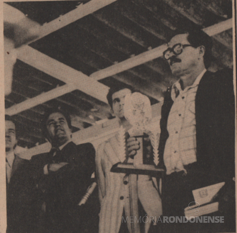 || Walter Leo Loch (d), Funcionário Padrão 1978 de Marechal Cândido Rondon, no palanque da comemoração do 18 ª aniversário d do municipio, em julho de 1978.
Da esquerda à direita: médico rondonense Dietrich Rupprecht Seyboth (Dr. Hippi), Wolfgang Schol, vice-cônsul da Alemanha, e dr. Clécio Fidalski.
Imagem: Acervo projeto Memória Rondonense/Família Ariovaldo Luiz Bier - FOTO 9 -  