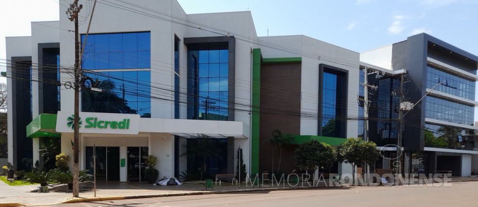 || Compexo da Sicredi Aliança PR/SP em Marechal Cândido Rondon, na esquina da Avenida Maripá e Espírito Santo.
Á esquerda, agência da Maripá; e à direita a sede central regional, em Marechal Cândido Rondon.
Imagem: Acervo Projeto Memória Rondonense - FOTO 23 -