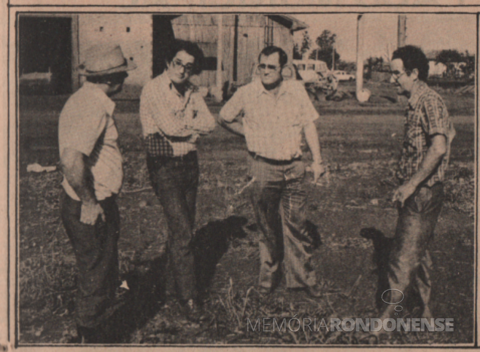|| Quintilhano Pedros (ao centro, à esquerda, de óculos), vistoriando a área para a construção da central telefônica de Pato Bragado, na companhia do prefeito Verno Scherer, (c) de braço apoiado, em julho de 1978.
Imagem: Acervo Projeto Memória Rondonense/Família Ariovaldo Luiz Bier - FOTO 12 -