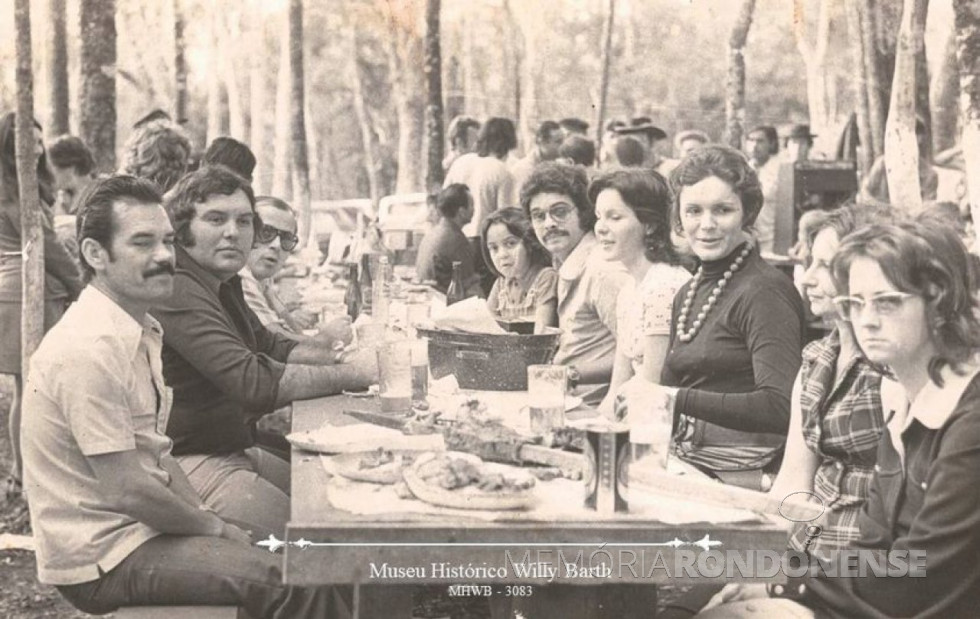 || IV Festa Nacional do Porco Assado no Rolete, realizado no Clube Caça e Pesca de Toledo, em agosto de  1977.
 Almoço, entre as pessoas à mesa: lado esq. 2º - Valdomiro Giacomazzo; lado direito: 3º - Ilce Giacomazzo; 4º filha de Ilce, e 5º Marcos Mayer. 
Doador da foto: Desconhecido, em 2007.
Imagem: Acervo do Museu Histórico Willy Barth - FOTO 9 -