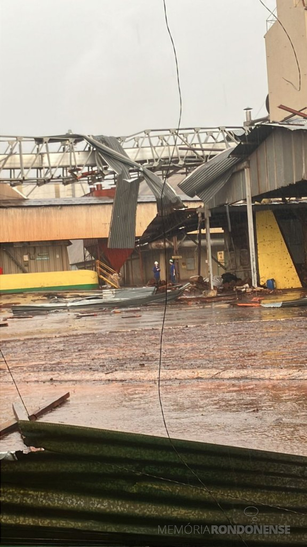 || Cobertura do depósito de defensivos agrícolas da Cooperativa Agroindustrial Copagril, na cidade de Marechal Cândido Rondon (PR), danificado pelo temporal de 04 de setembro de 2023.
Imagem: Acervo Mídias Sociais - FOTO 28 -