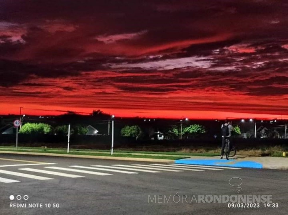 || Outro instantâneo do pôr do sol na cidade de Marechal Cândido Rondon, em 09 de março de 2023.
Imagem: Acervo e crédito do rondonense Valdemir José Sonda - FOTO 14 -