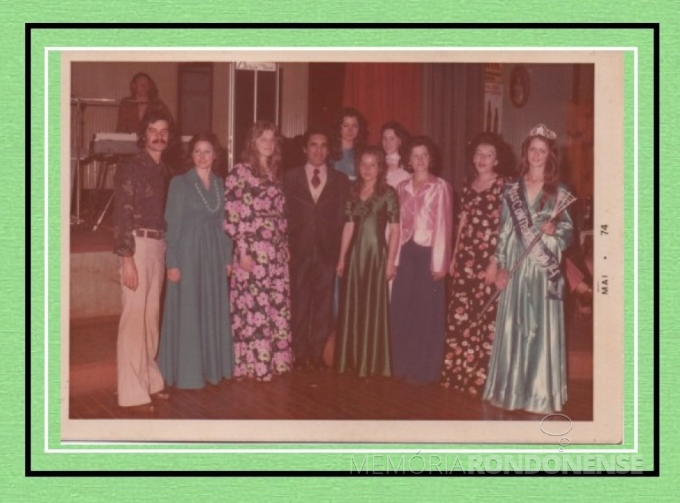 || Miss Contadoranda 1974 Marechal Cândido Rondon, Carmen Lúcia Nabinger (d). De gravata José Maria Bezerra Valente, promotor público em Marechal Cândido Rondon. Ao lado direito da Miss Lorena Woida (Guenther de casada). 
Imagem: Acervo Projeto Memória Rondonense - FOTO 13 -