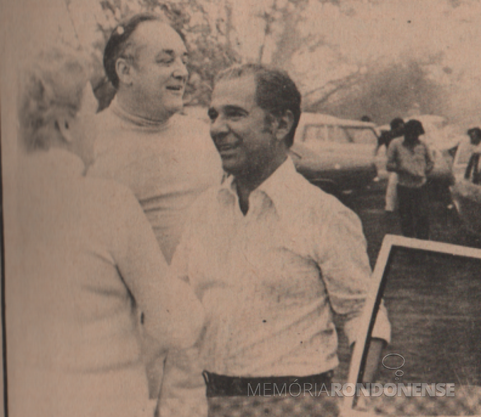 || Ney Braga cumprimentando a senhora Ingrun Seyboth, esposa do médico Friedrich Rupprecht Seyboth, em sua visita ao Hospital e Maternidade Filadélfia, em agosto de 1978.
Imagem: Acervo Projeto Memória Rondonense/Família Ariovaldo Luiz Bier - FOTO 10 -