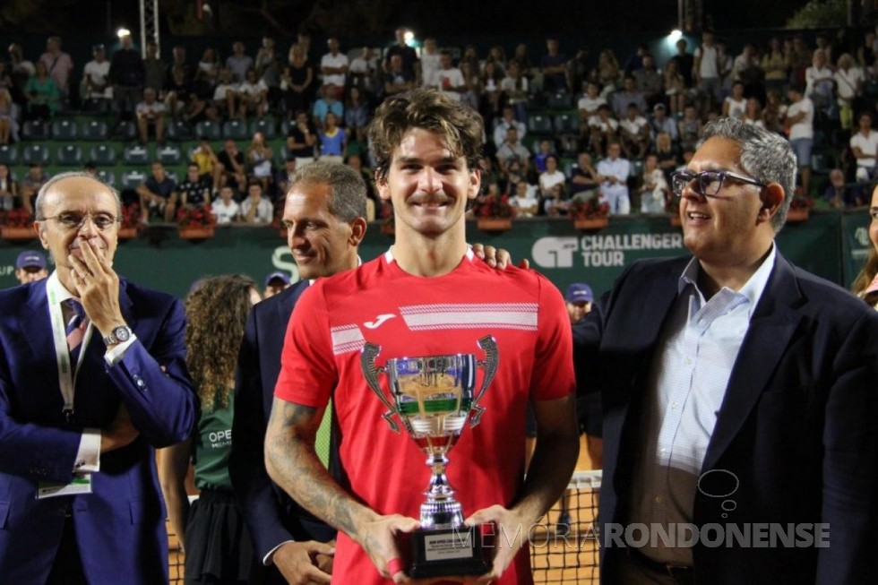 || Tenista rondonense Thiago Wild com o troféu de campeão do 