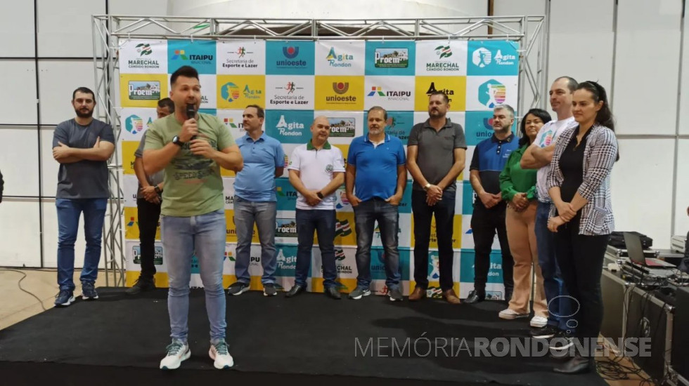 || Solenidade de abertura do 6º Agita Rondon com a alocução do secretário municipal de Esporte e Lazer, Diogo Schneider, evento que aconteceu em começo de setembro de 2022.
Da esquera à direita: professor Fernando Volpato, secretário municipal de Educação; Gustavo Borges, representante da Unioeste - campus de Marechal Cândido Rondon; Marcelo Portela, secretário municipal de Administração; Júnior Niszczak, secretário municipal de Cultura; vereador Dionir Brisch, Dioni Gentilini, representante dos Rotarys Clubes e entidades; enfermeira Cleonice Ribeiro Novaes; e Adriane Kappes Vorpagel, da secretaria municipal de Mobilidade.
Imagem: Acervo Imprensa PM-MCR - FOTO 35 -