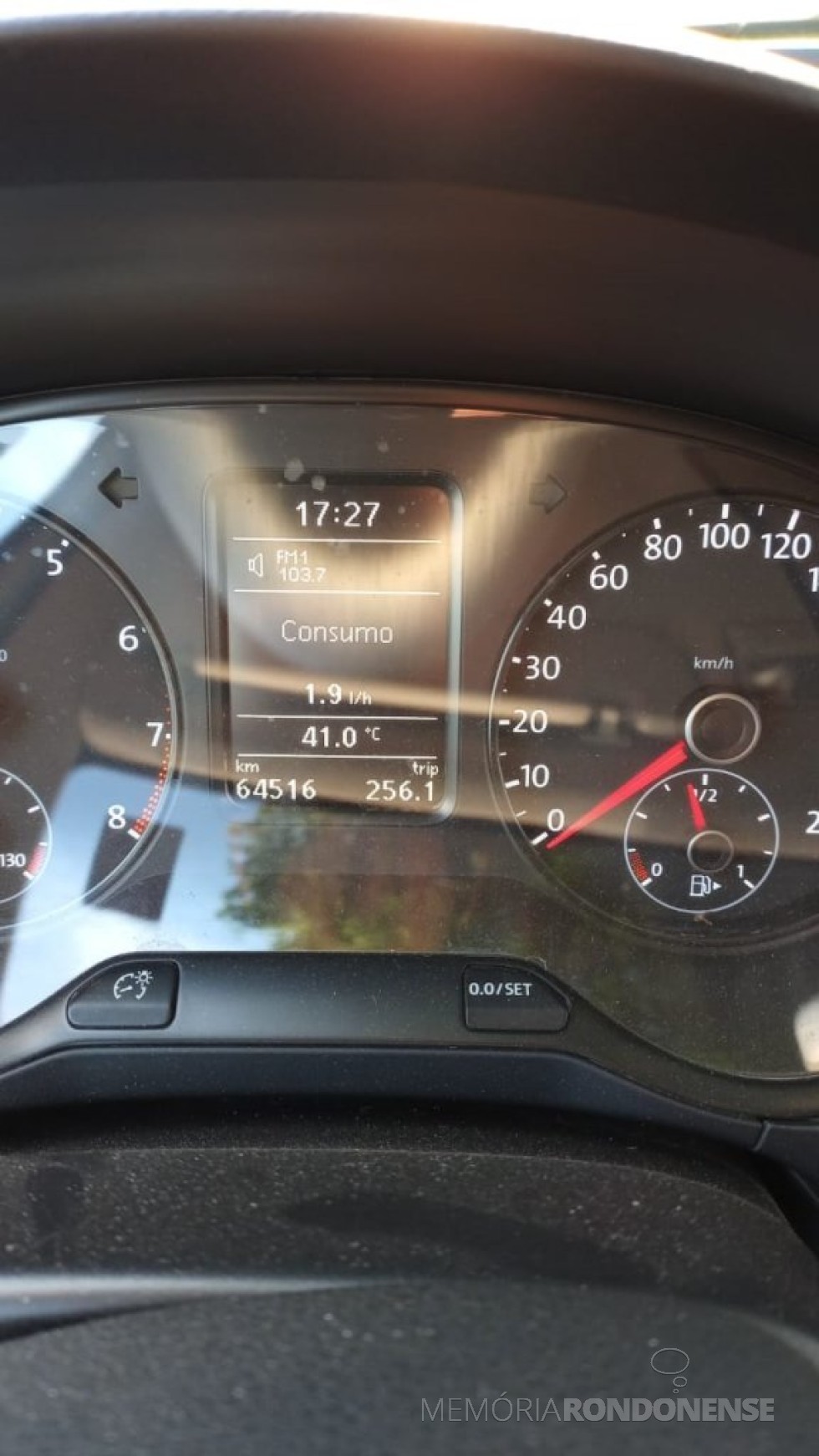 || Termômetro digital de carro assinalando a elevada temperatura que persistia ao final da tarde em 26 de setembro de 2023. 
Imagem: Acervo e crédito de Alex Sandro Viteck - FOTO 26 - 