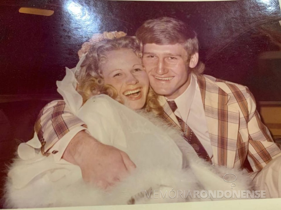 || Arlene Ahmann e Pedro Ricardo Schwingel que casaram em julho de 1976.
Imagem: Acervo do casal - FOTO 3 -