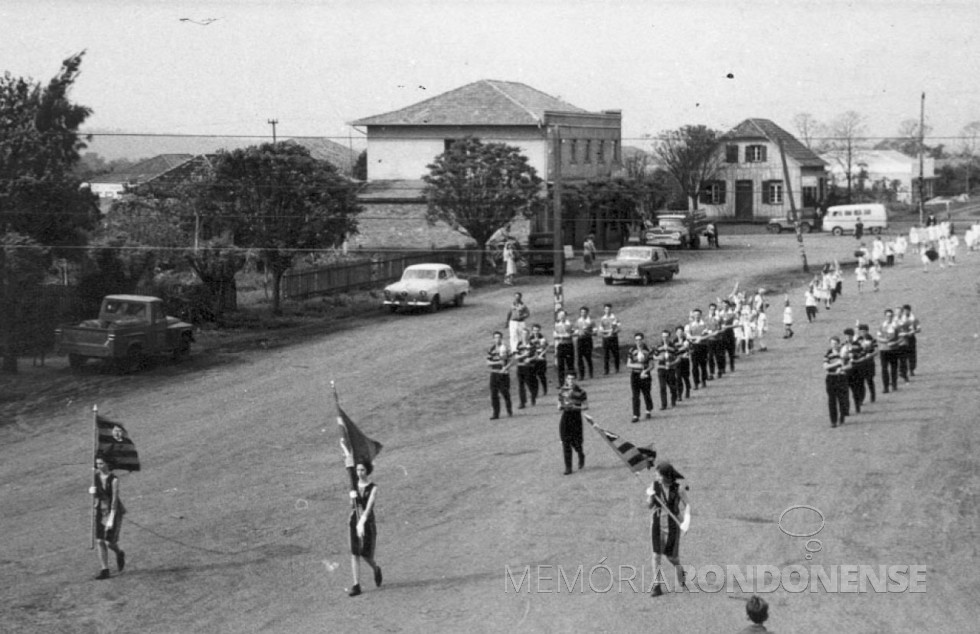 || Desfile de 7 de Setembro na cidade de Marechal Cândido Rondon, com destaque para a equipe de futebol de Esporte Clube Flamengo, em setembro de 1964,
Ao fundo, na esquina das Avenidas Maripá e Rio Grande do Sul, a casa comercial do pioneiro rondonense Carlos Kleemann.
Imagem: Acervo Orlando Miguel Sturm - FOTO 11 -