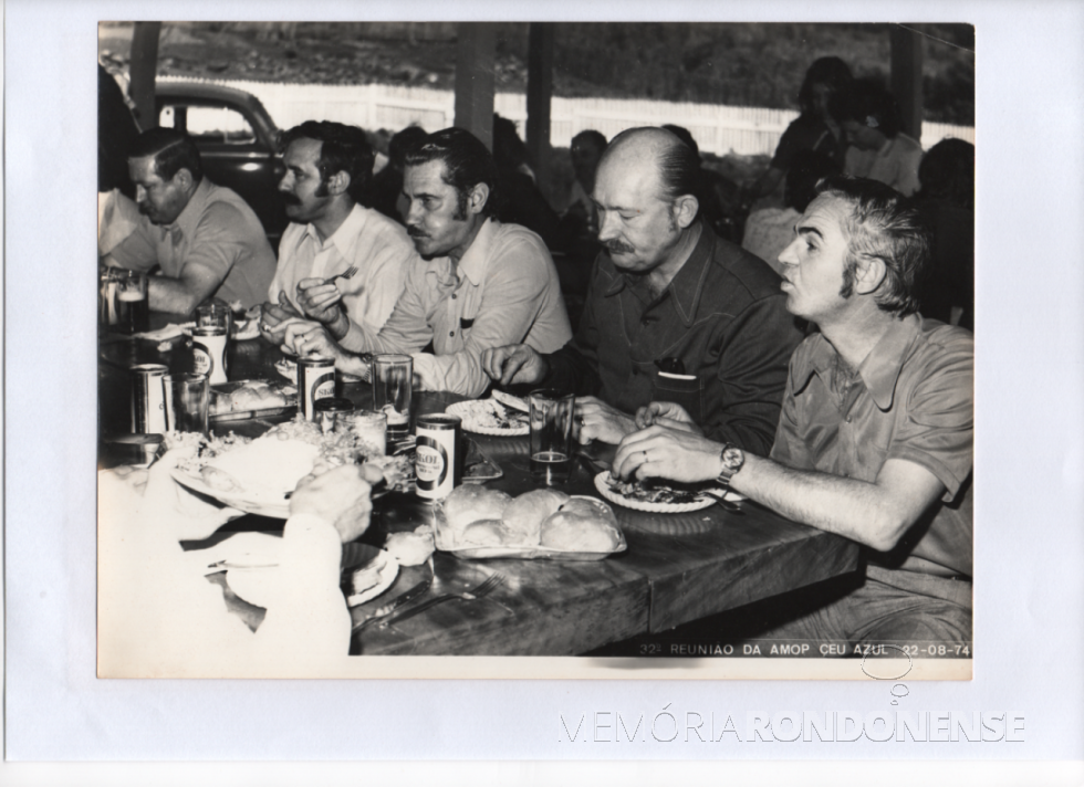 || Coronel Clóvis da Cunha Vianna (3º da esquerda à direita), almoçando ocm outros prefeitos nomeados, por ocasião da 32ª reunião da Associação dos Municípios do Oeste do Paraná (AMOP), na cidade de Céu Azul,  em agosto de 1974.
Da esq. à direita: 1º - não identificado, Albino Bissolloti;  Kurt Walter Hasper, prefeito municipal de Guaíra; e Almiro Bauermann, prefeito nomeado de Marechal Cândido Rondon.
Imagem: Acervo da Família de Almiro Bauermann - FOTO 6 - 