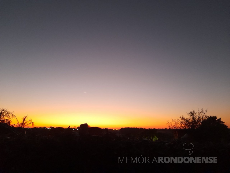 || Anoitecer na cidade de Marechal Cândido Rondon em 16 de setembro de 2023, em clique feito desde o Hospital Municipal Dr. Miguel Cruzatti.
Imagem: Acervo Projeto Memória Rondonense - FOTO 26 -