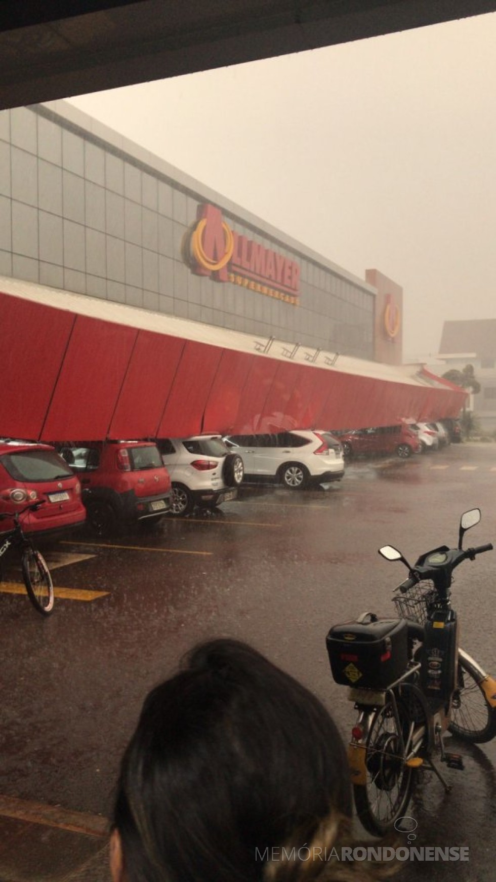 || Cobertura do estacionamento do Supermercado Allmayer, do Bairro Jardim Líder, em Marechal Cândido Rondon (PR), danificado pelo temporal de 04 de setembro de 2023.
Imagem: Acervo Mídias Sociais - FOTO 32 - 