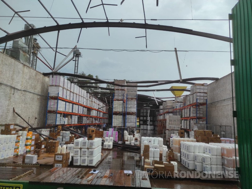 || Outra vista da cobertura danificada do depósito de defensivos agrícolas da Copagril, danificado em 04 de setembro de 2023.
Imagem: Acervo Mídias Sociais - FOTO 29 -