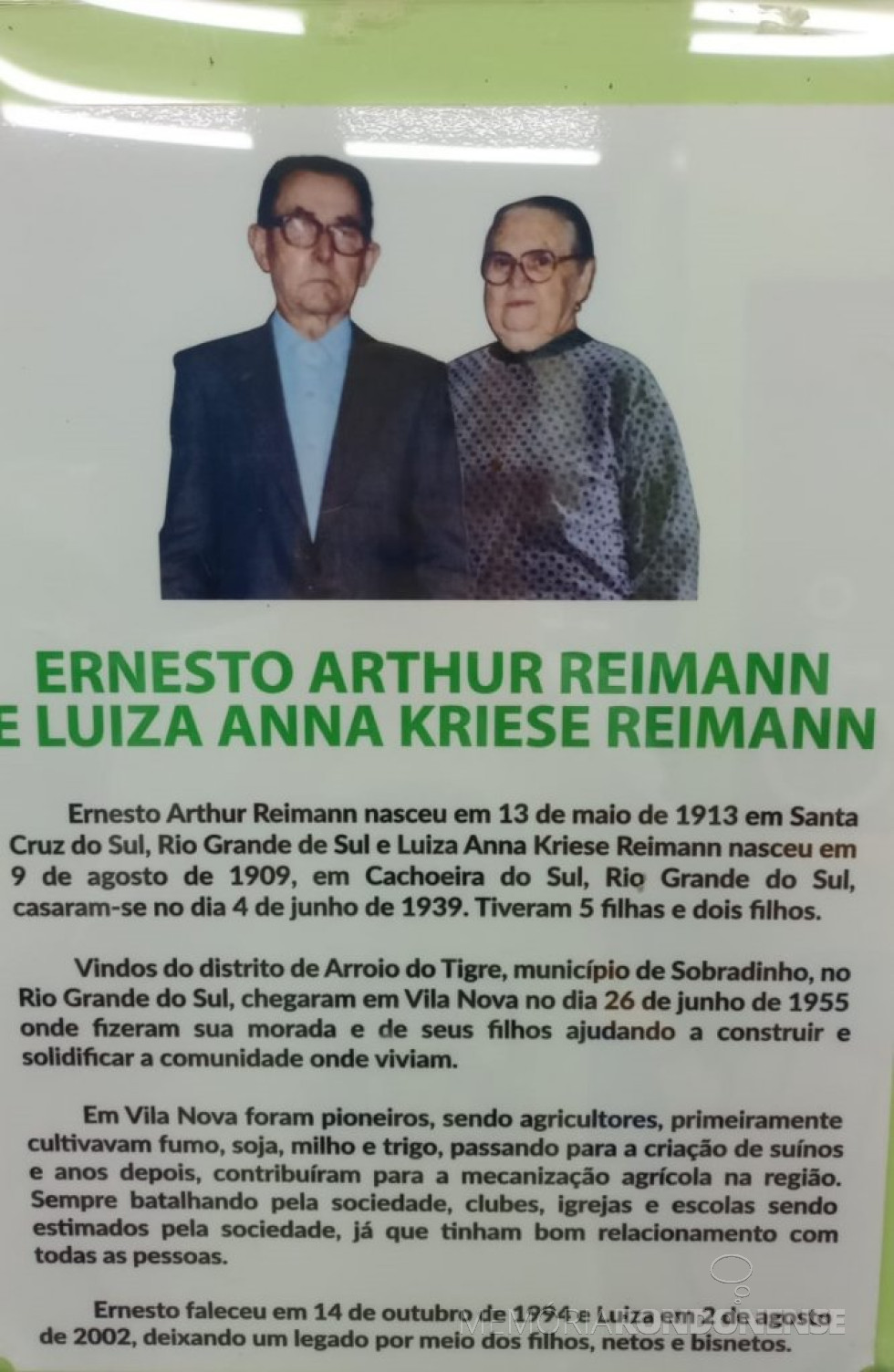 || Histórico do casal pioneiro Luiza Anna Kriese e Ernesto Arthur Reinamn afixado na Unidade de Saúde da Família, de Vila, Toledo, que designada com seus nomes.
Imagem: Acervo Projeto Memória Rondonense - FOTO 5 -