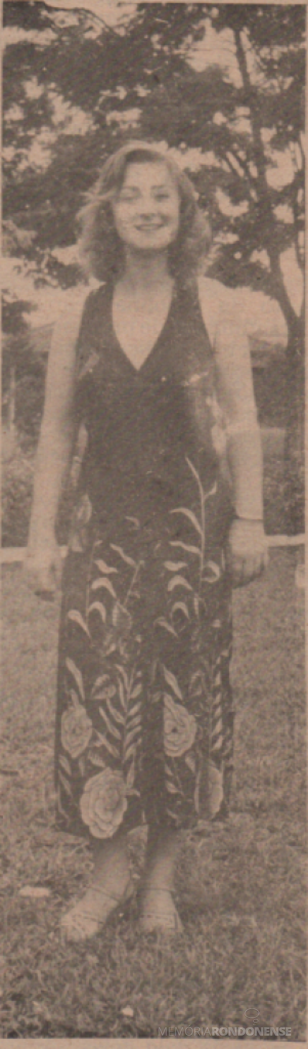 || Mirna Feiten, eleita rainha dos estudantes do Colégio Cenecista Pio XII, do então distrito rondonense de Entre Rios, hoje município de Entre Rios do Oeste, em abril de 1975.
Imagem: Acervo Projeto Memória Rondonense/ Família Ariovaldo Luiz Bier - FOTO 13 -