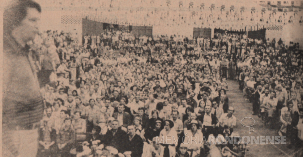 || Comício no mini ginásio do Colégio Estadual Eron Domingues em favor das candidaturas de Ney Braga ao governo do Paraná, Túlio Vargas para o Senado Federal, Norton Macedo para deputado federal e Werner Wanderer para deputado estadual, em agosto de 1978.
Imagem: Acervo Projeto Memória Rondonense/ Família Ariovaldo Luiz Bier -  FOTO 14 -