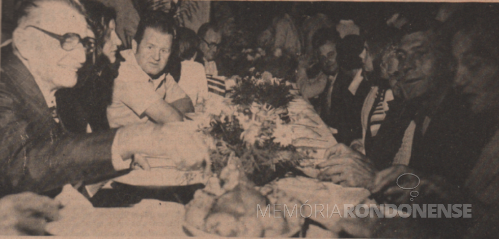 || Aspecto do almoço à base de costelão assado servido para autoridades e convidados na comemoração do 18º aniversário de Marechal Cândido Rondon, em julho de 1978.
À esquerda: pioneiro rondonense Bertoldo Guthof, sua filha Doris e genro Harry Feiden. À direita: os pioneiros rondonense Bruno Altmann e Armindo Ruppenthal.
Imagem: Acervo Projeto Memória Rondonense - FOTO 24 -