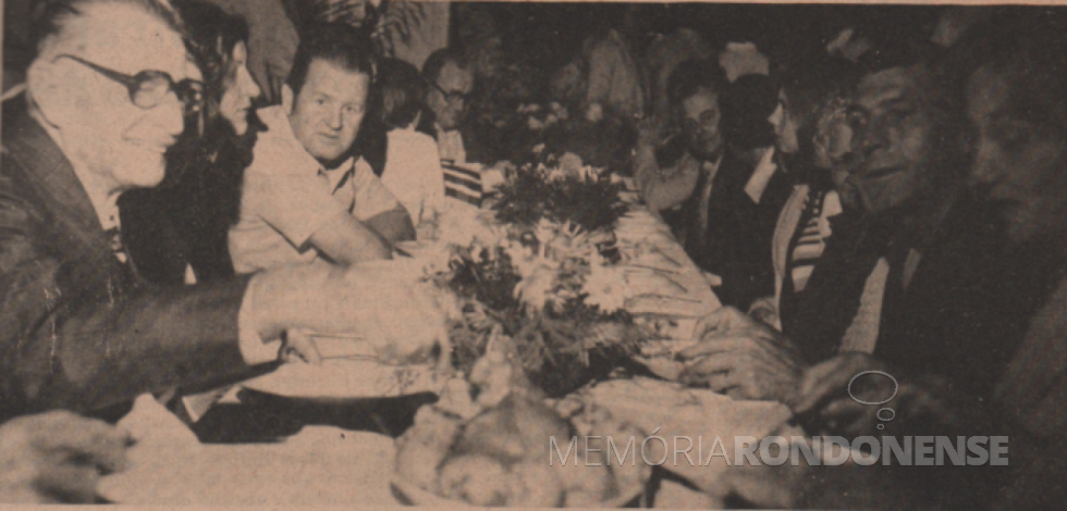 || Aspecto do almoço à base de costelão assado servido para autoridades e convidados na comemoração do 18º aniversário de Marechal Cândido Rondon, em julho de 1978.
 À esquerda: pioneiro rondonense Bertoldo Guthof, sua filha Doris e genro Harry Feiden. À direita: os pioneiros rondonense Bruno Altmann e Armindo Ruppenthal.
Imagem: Acervo Projeto Memória Rondonense - FOTO 23 - 