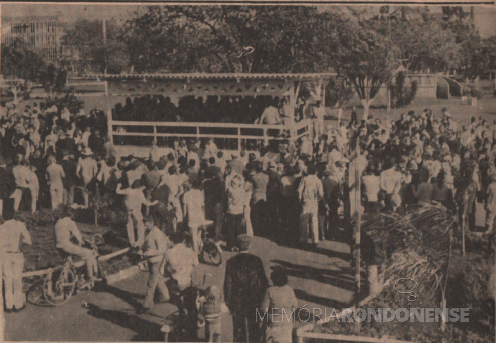 || Palanque oficial na Praça Willy Barth, à calçada da Avenida Maripá, na comemoração do 18º aniversário de Marechal Cândido Rondon, em julho de 1978.
Imagem: Acervo Projeto Memória Rondonense/Família Ariovaldo Luiz Bier - FOTO 23 -