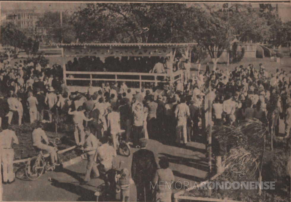 || Palanque oficial na Praça Willy Barth, à calçada da Avenida Maripá, na comemoração do 18º aniversário de Marechal Cândido Rondon, em julho de 1978.
Imagem: Acervo Projeto Memória Rondonense/Família Ariovaldo Luiz Bier - FOTO 22 - 