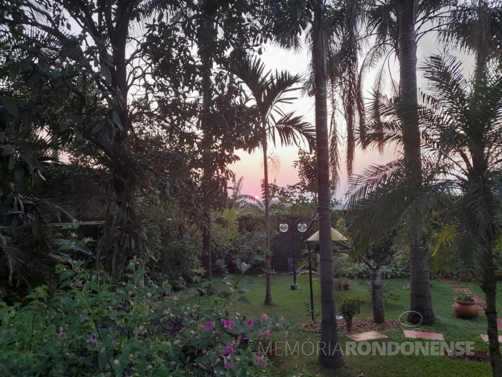 || Pôr do sol na cidade de Marechal Cândido Rondon, em 26 de setembro de 2023, fotografado a partir do jardim do historiógrafo rondonense  Harto Viteck.
Imagem: Acervo Projeto Memória Rondonense - FOTO 27 -